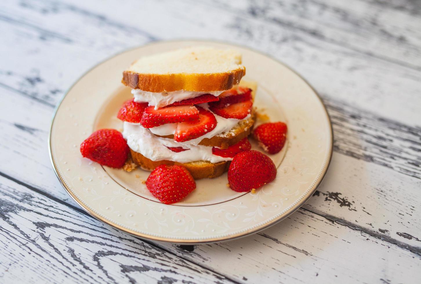 pan de tarta de fresa en un plato foto