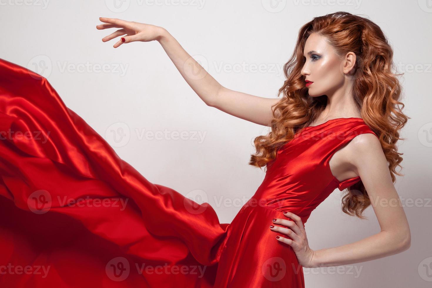 mujer hermosa joven en vestido rojo. foto