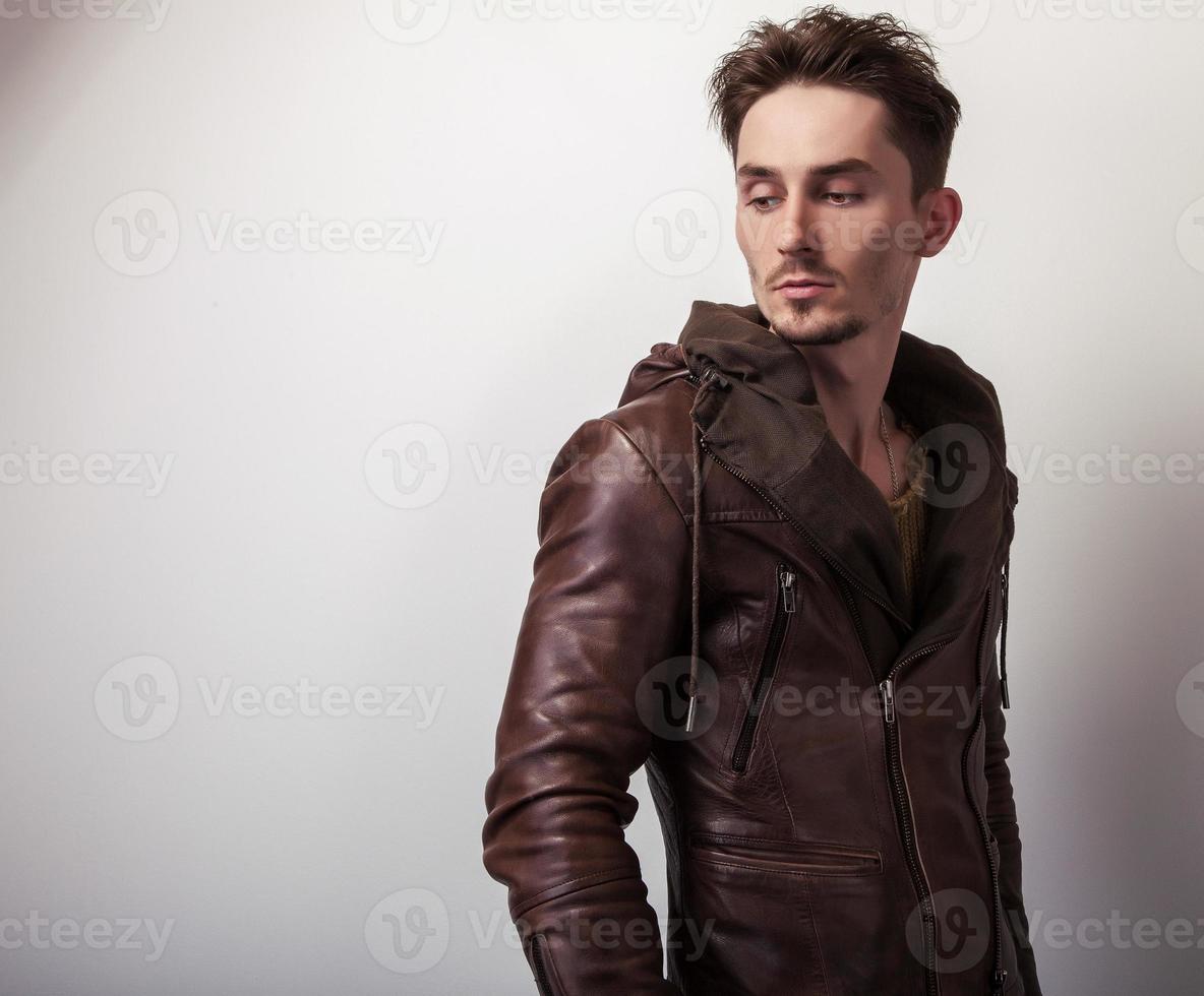 atractivo joven con chaqueta de cuero. foto