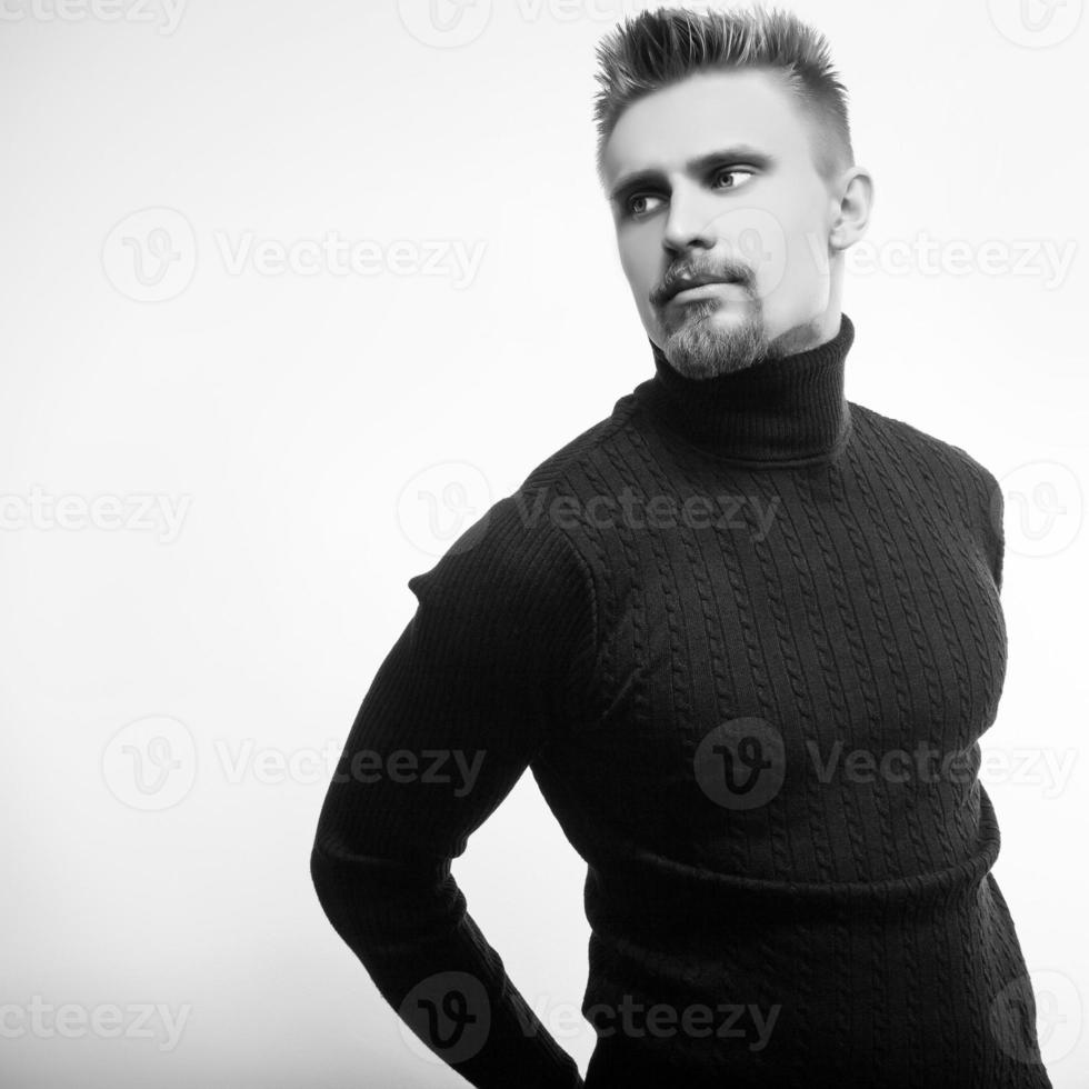 Retrato de estudio de joven guapo en suéter de punto casual. foto