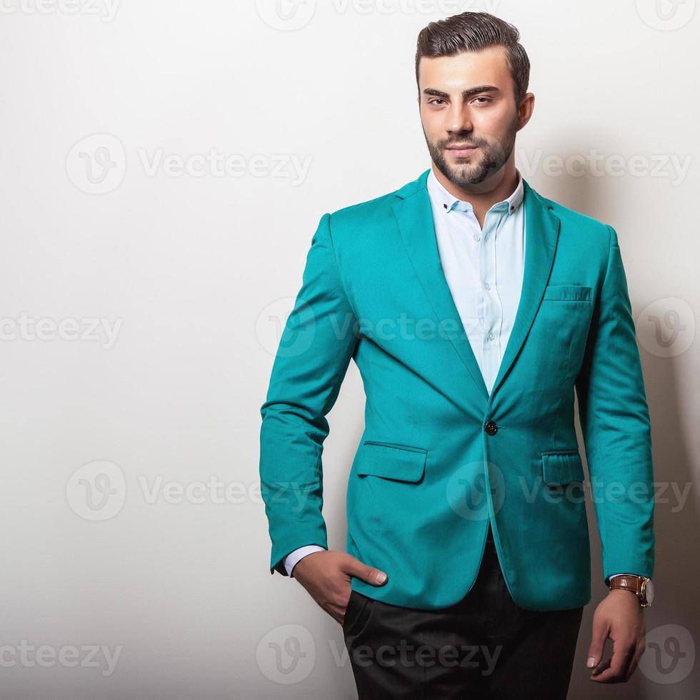 elegante joven apuesto en elegante chaqueta turquesa. foto