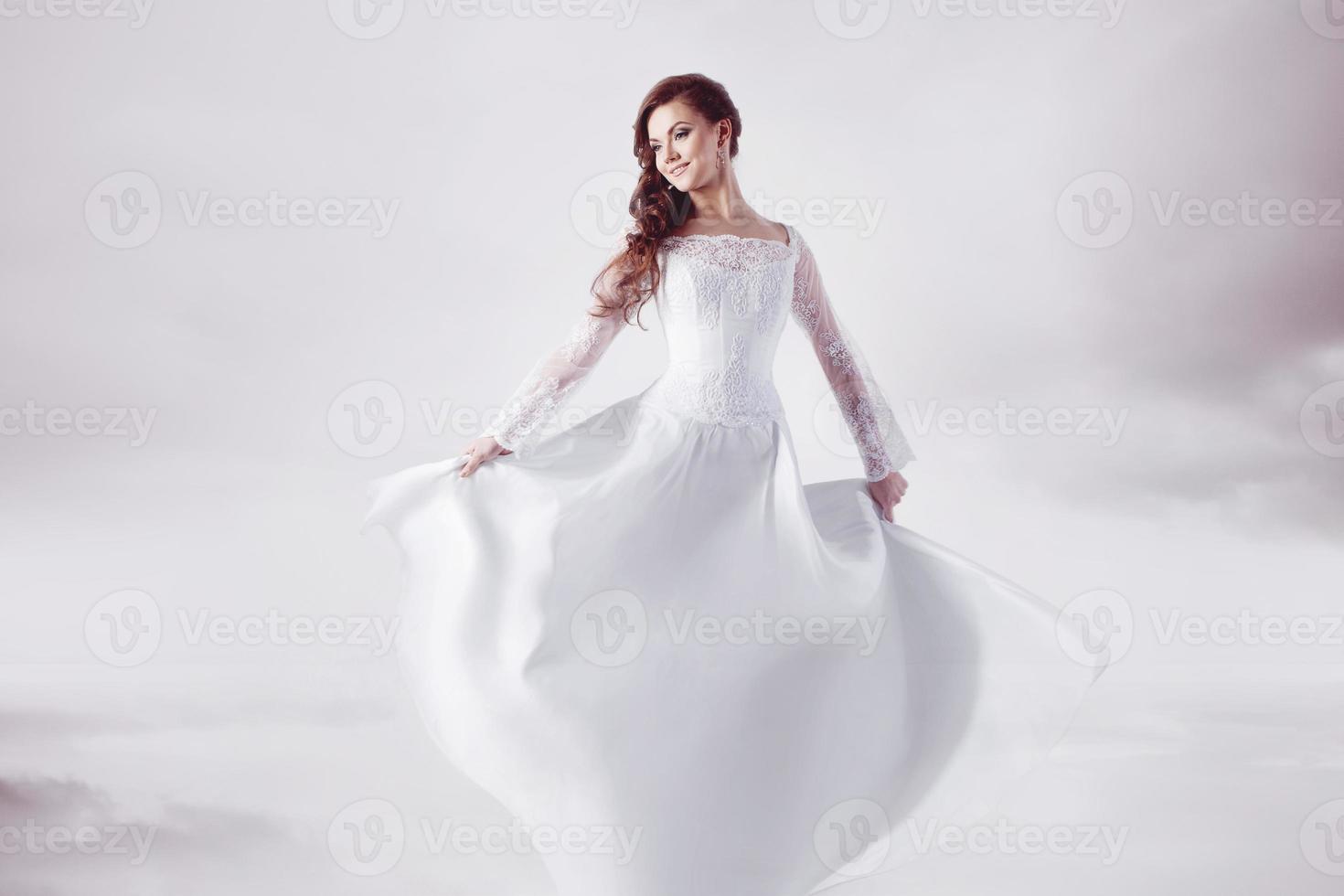 Hermosa novia en vestido de novia, fondo suave abstracto foto