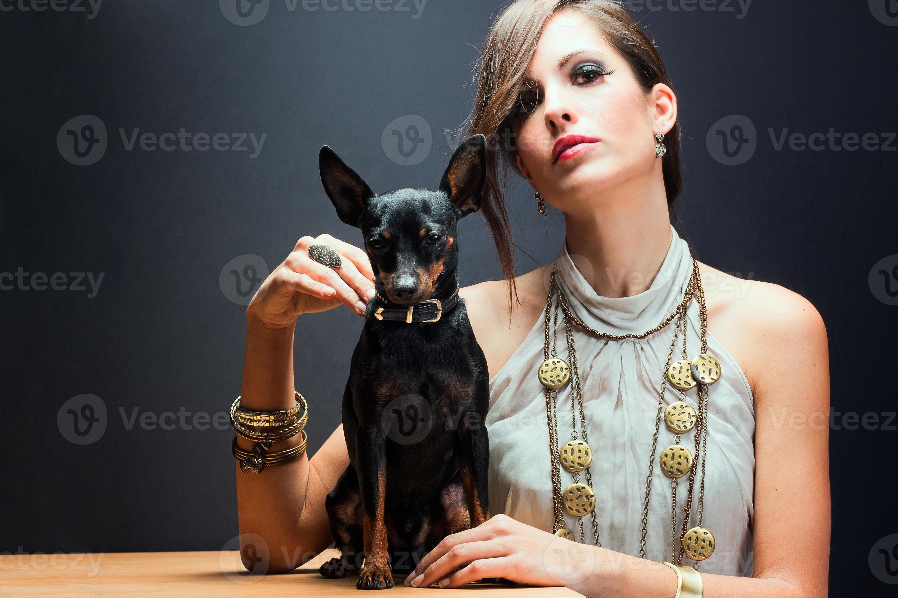 mujer sofisticada con su perro foto