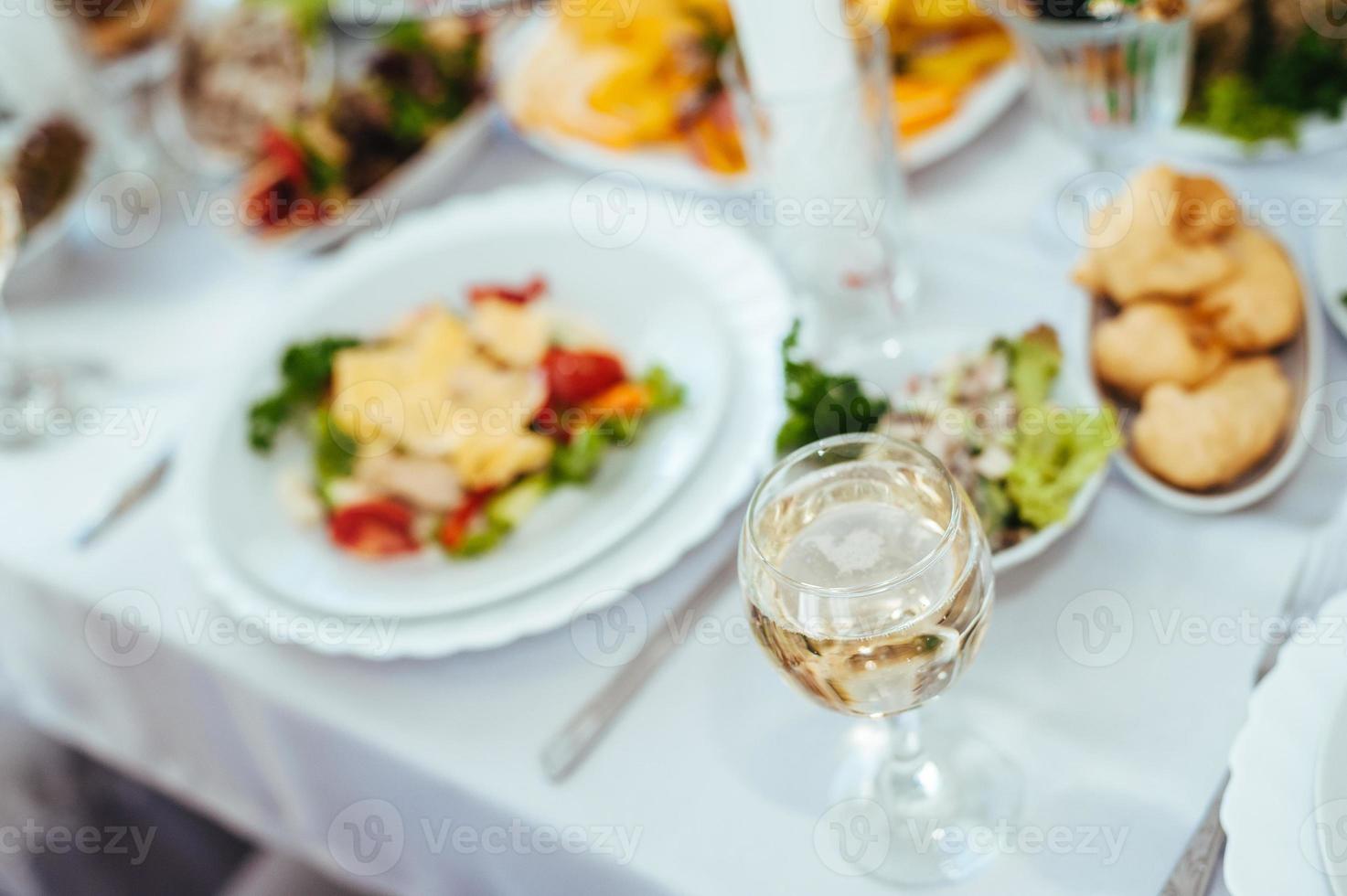 servicio de mesa de catering con cubiertos y copas de vidrio en foto