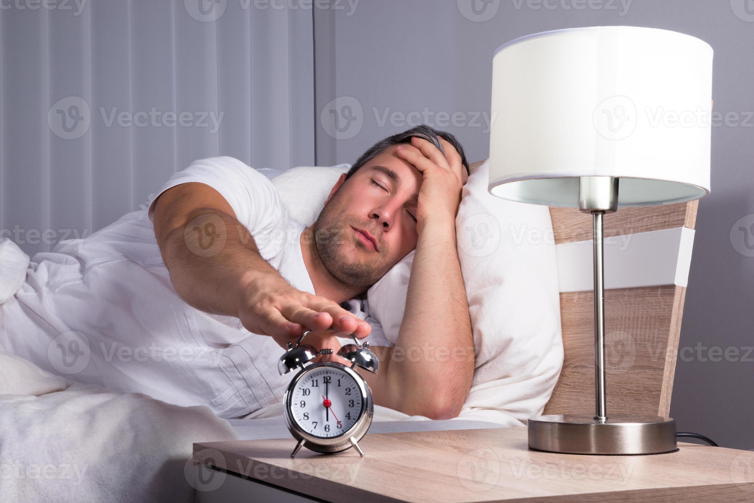 здоровый сон. будильник утро. человек будильник. человек спит часы. будильник утро.