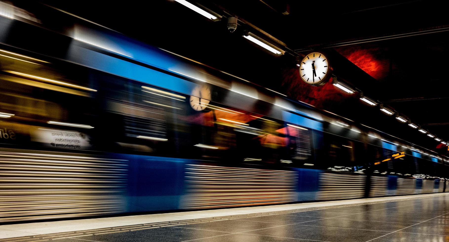 Imagen borrosa de un tren subterráneo en movimiento foto