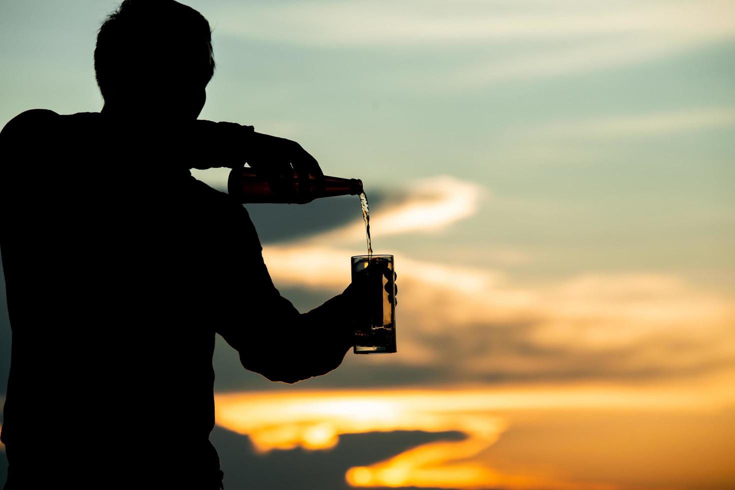 hombre vertiendo cerveza foto