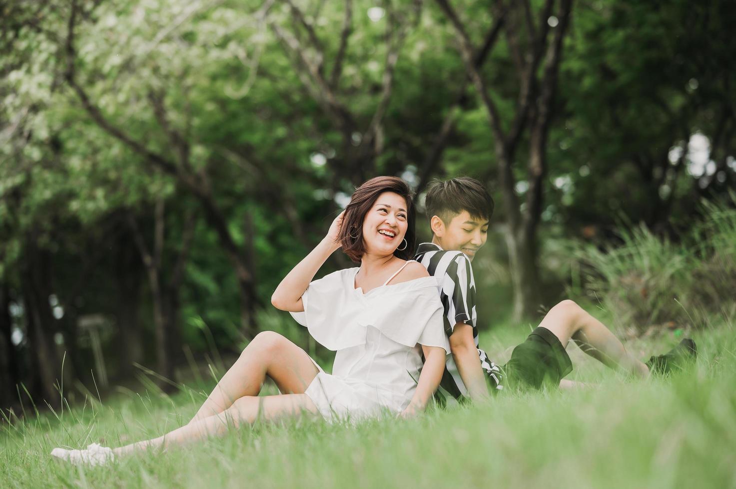 Feliz pareja de lesbianas asiáticas en el parque foto