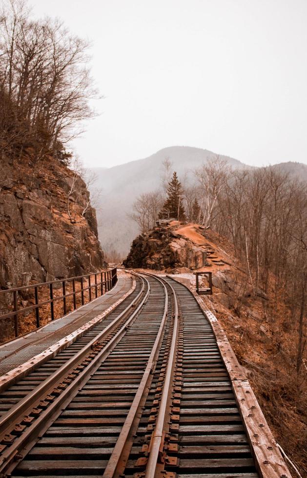 vías del tren entre colinas rocosas foto