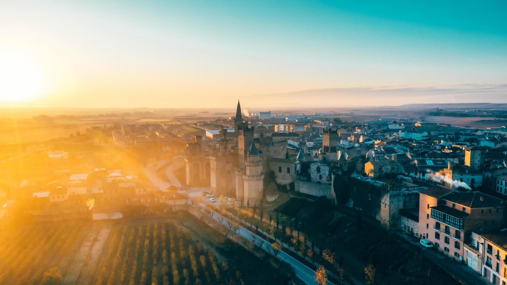 puesta de sol sobre olite foto