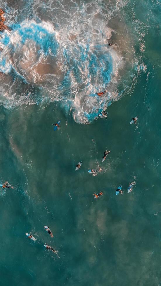 surfistas en el océano pacífico foto