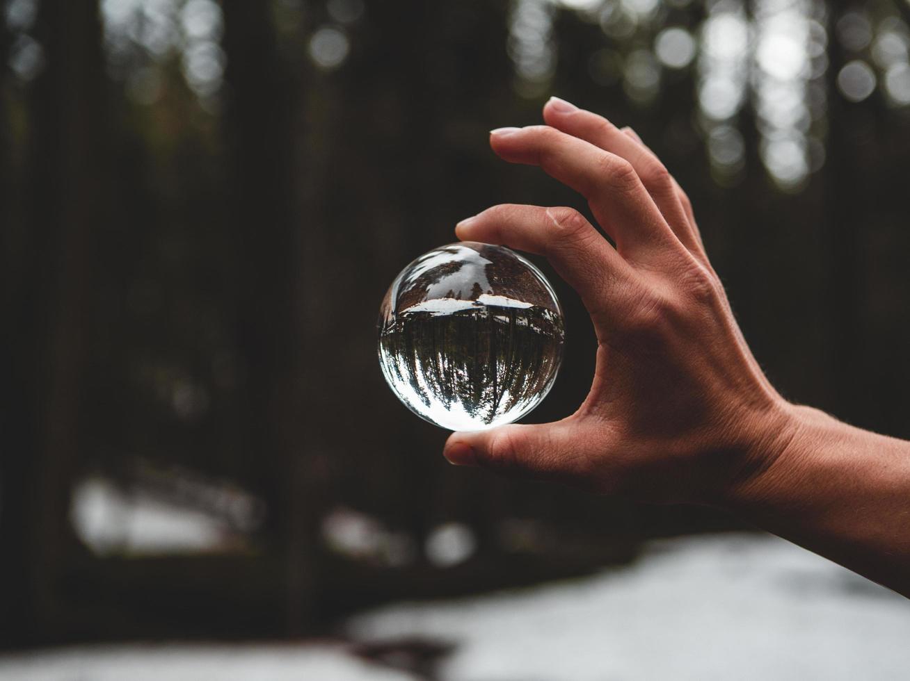 mano sosteniendo una bola de cristal foto