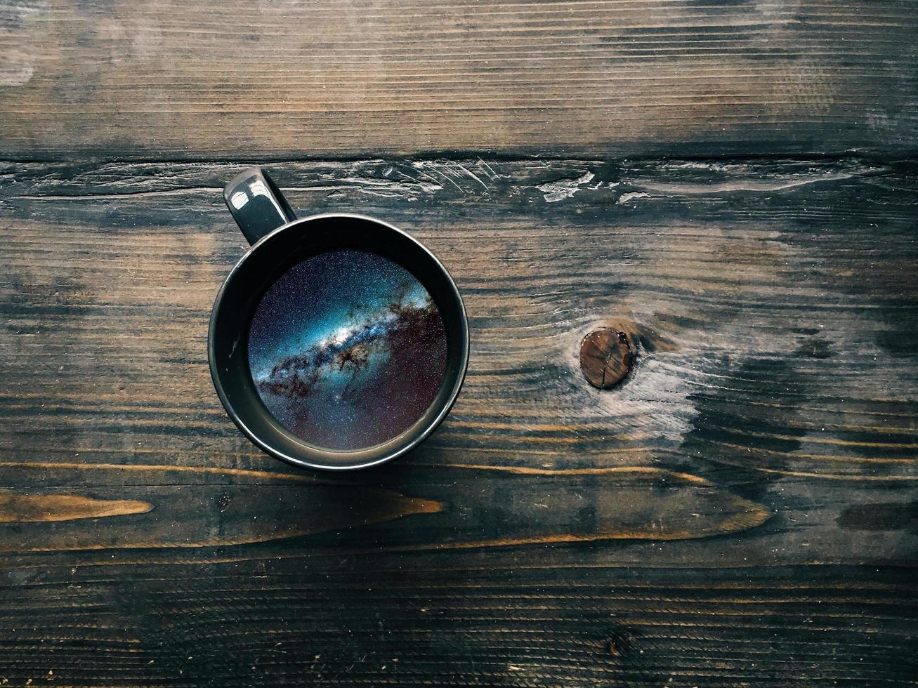 taza con imagen de cielo nocturno en el interior foto