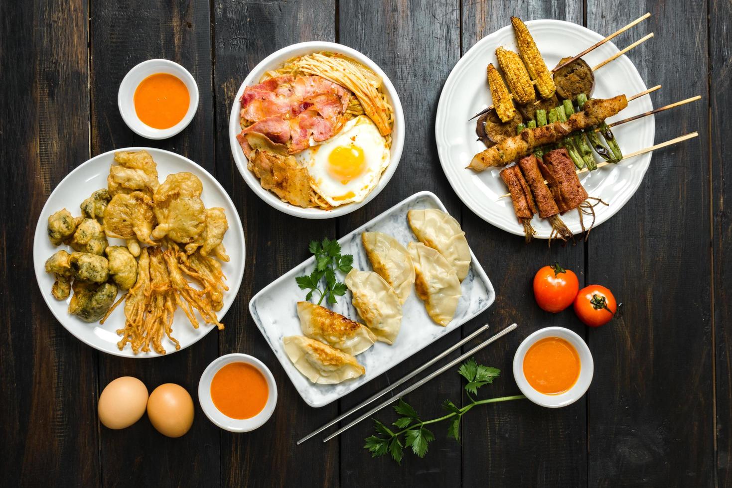 un conjunto de comida coreana foto