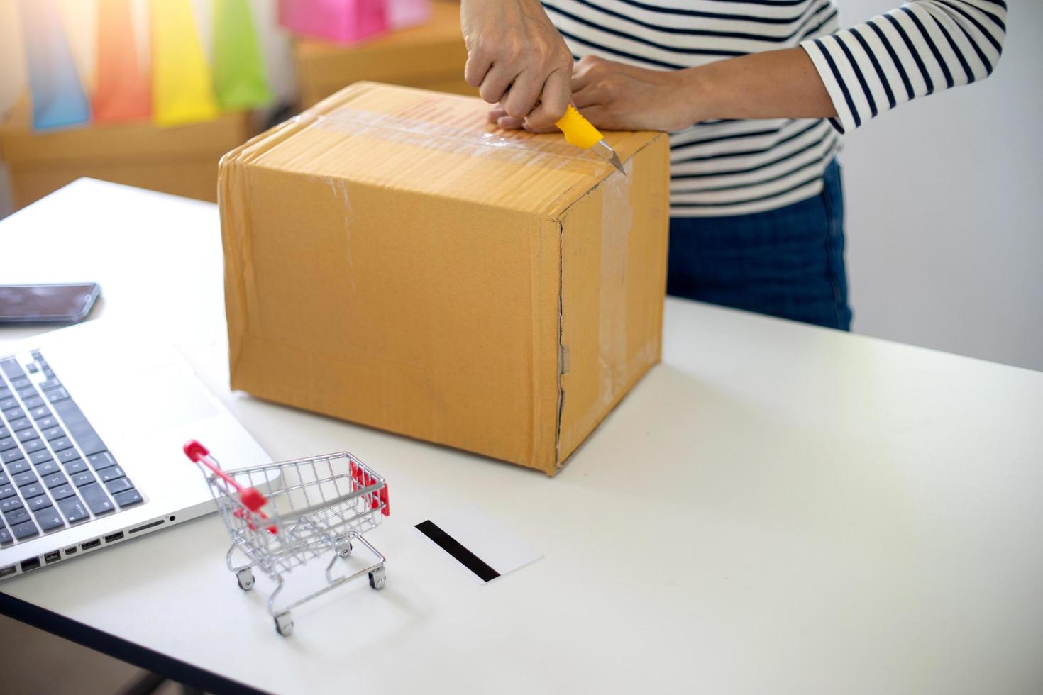 mujer preparando el envio foto