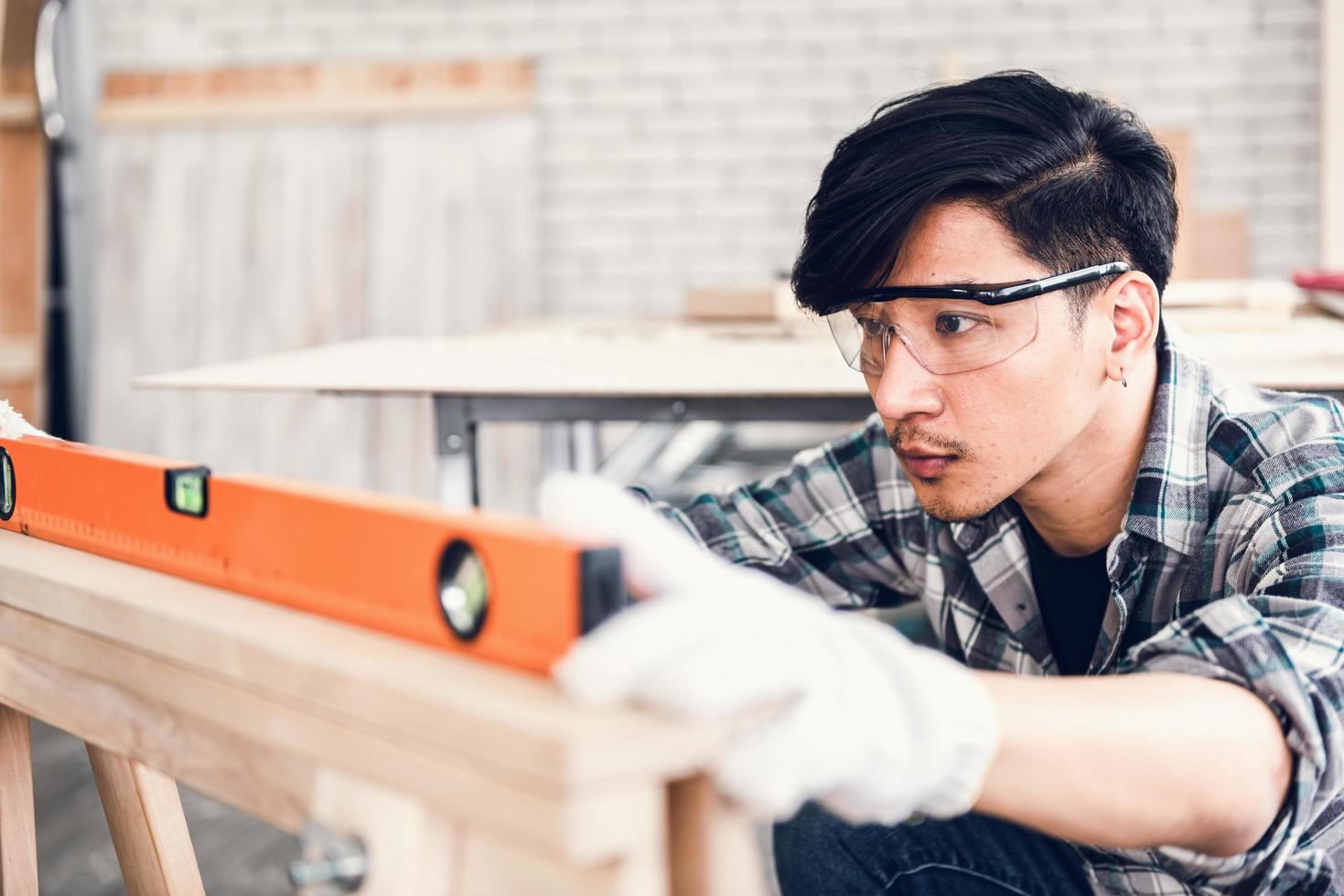 carpintero está trabajando con madera foto