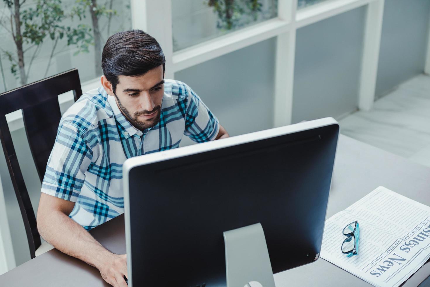 freelance trabajando desde casa y usando la computadora foto