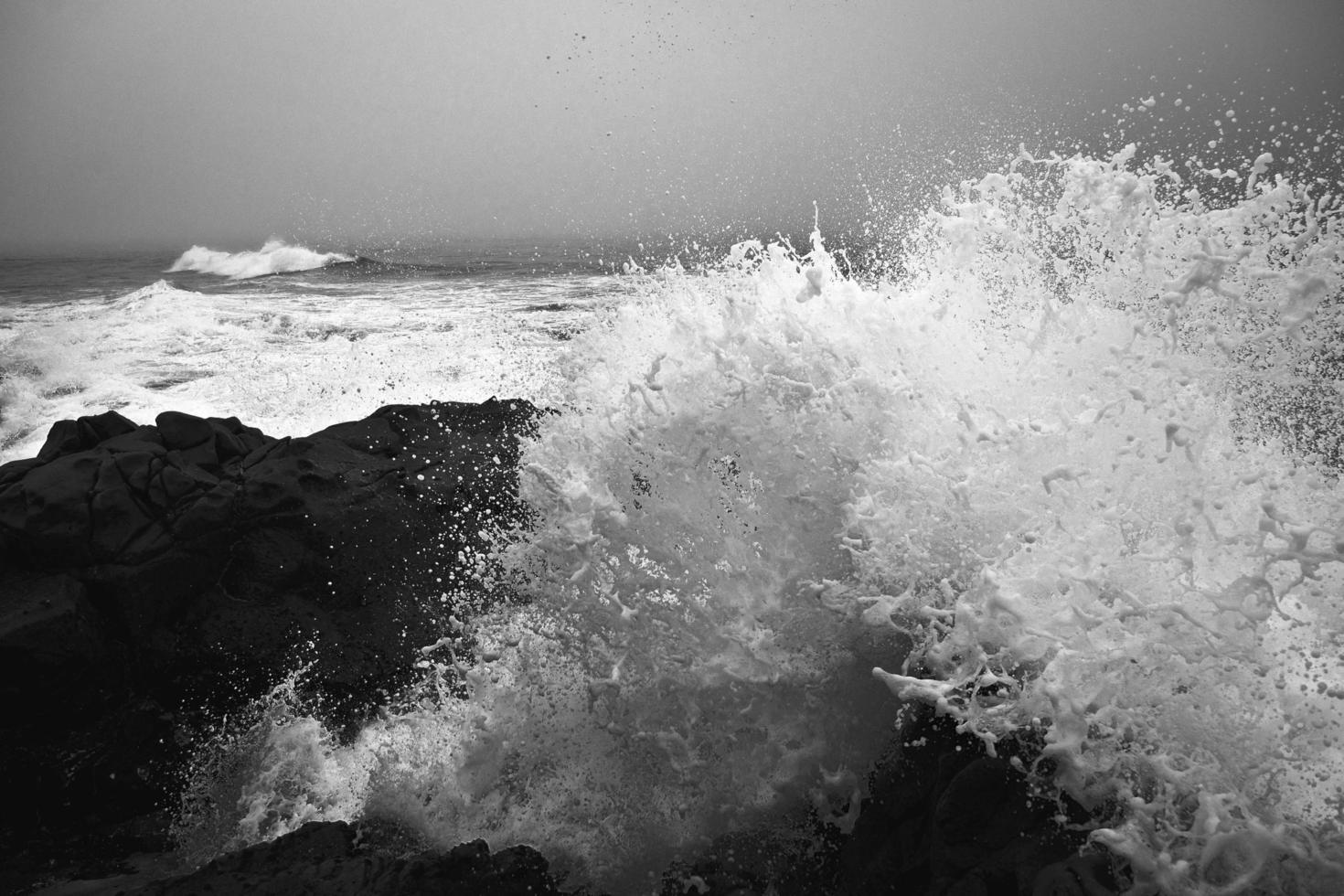 olas del mar durante el día foto