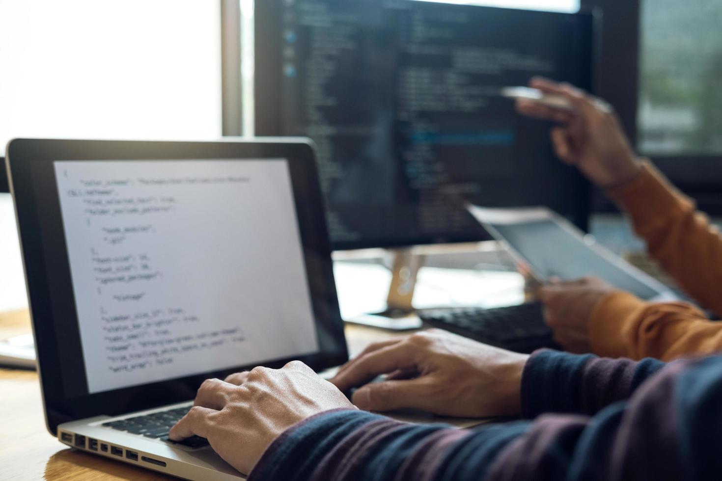 reunión de programador de desarrollo entre dos profesionales foto