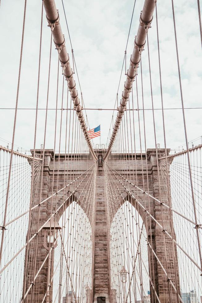 bandera americana en el puente de brooklyn foto