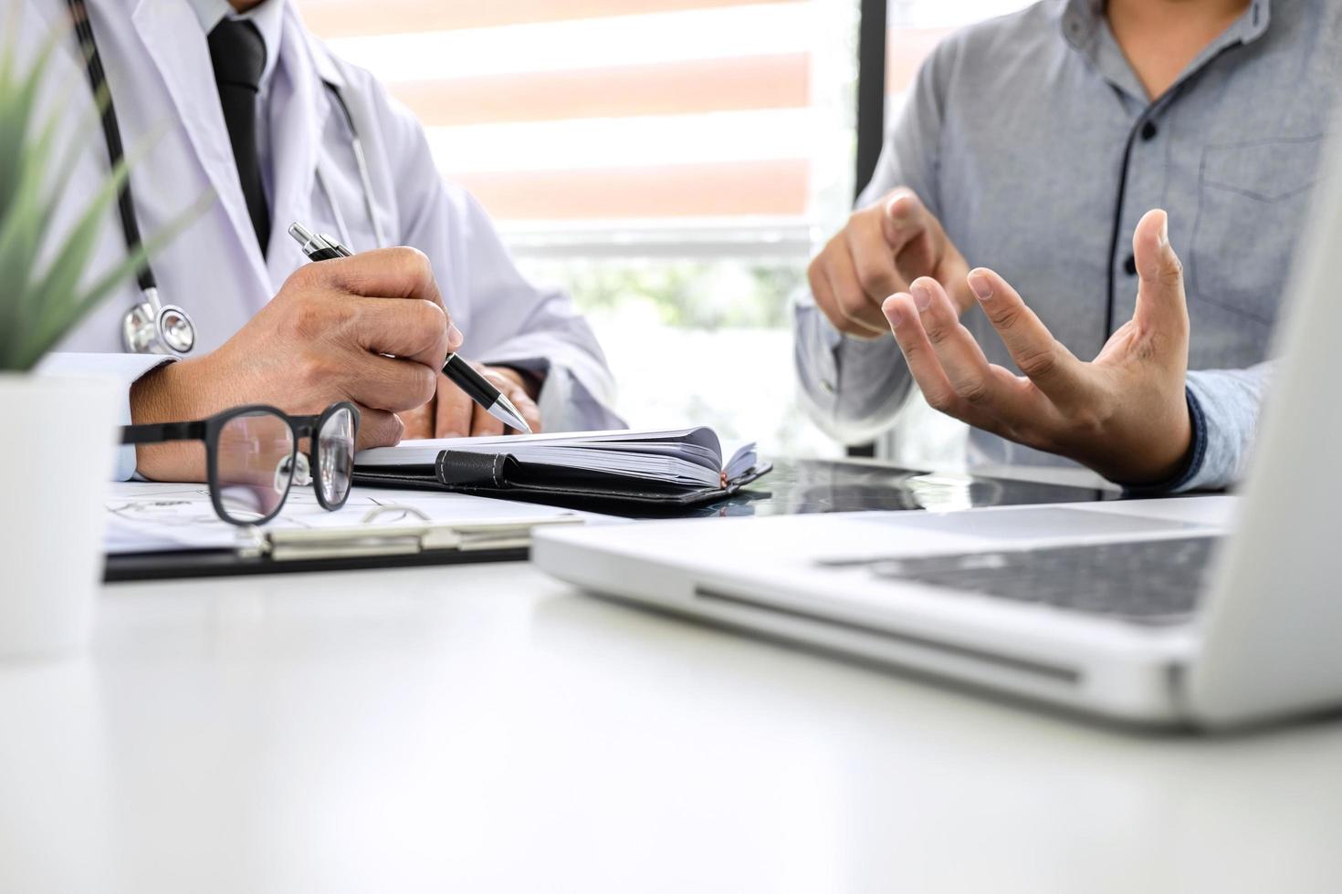 el médico recomienda el tratamiento al paciente foto