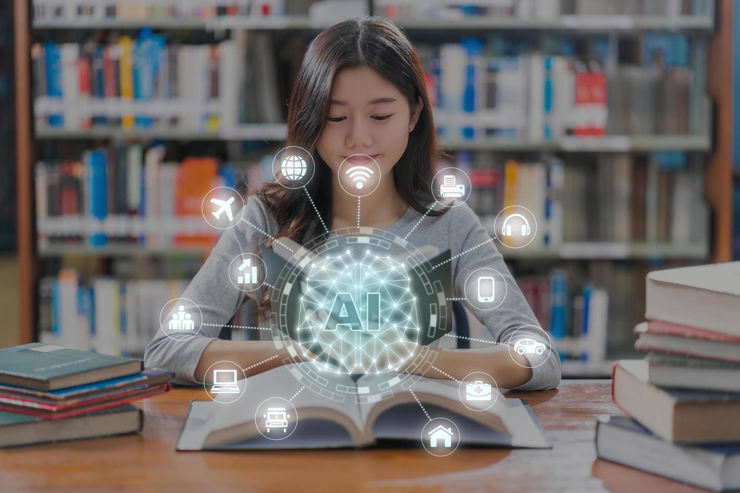 forma de cerebro poligonal de una superposición de inteligencia artificial en un estudiante asiático foto