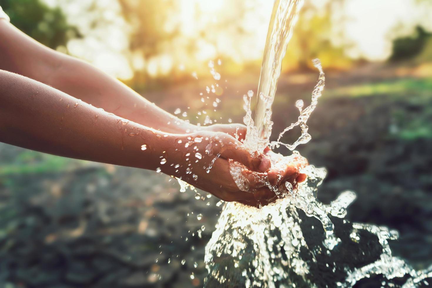 agua cayendo sobre las manos foto