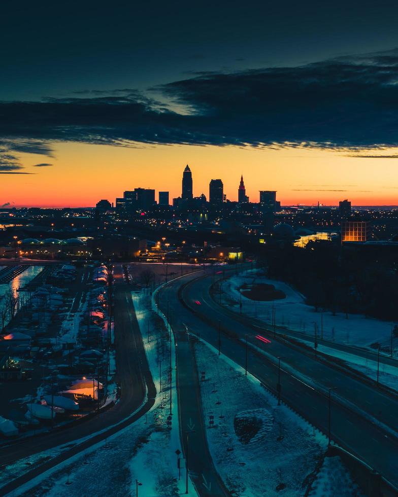 paisaje urbano al atardecer foto