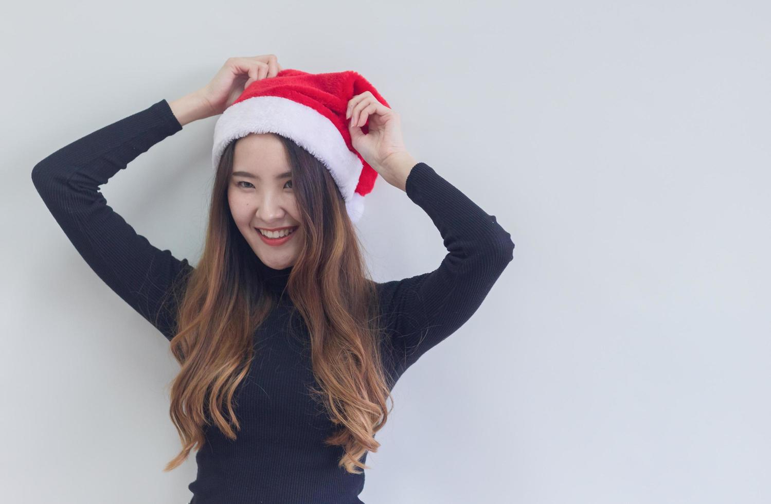 retrato, de, mujer, llevando, un, rojo, gorro de santa foto