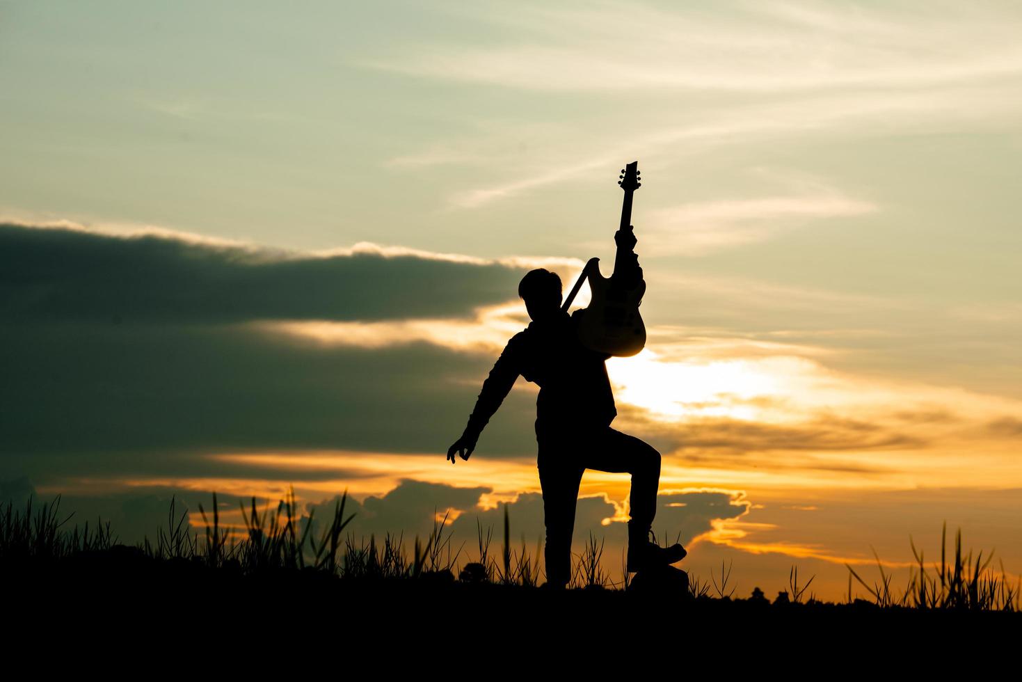 joven músico tocando la guitarra foto