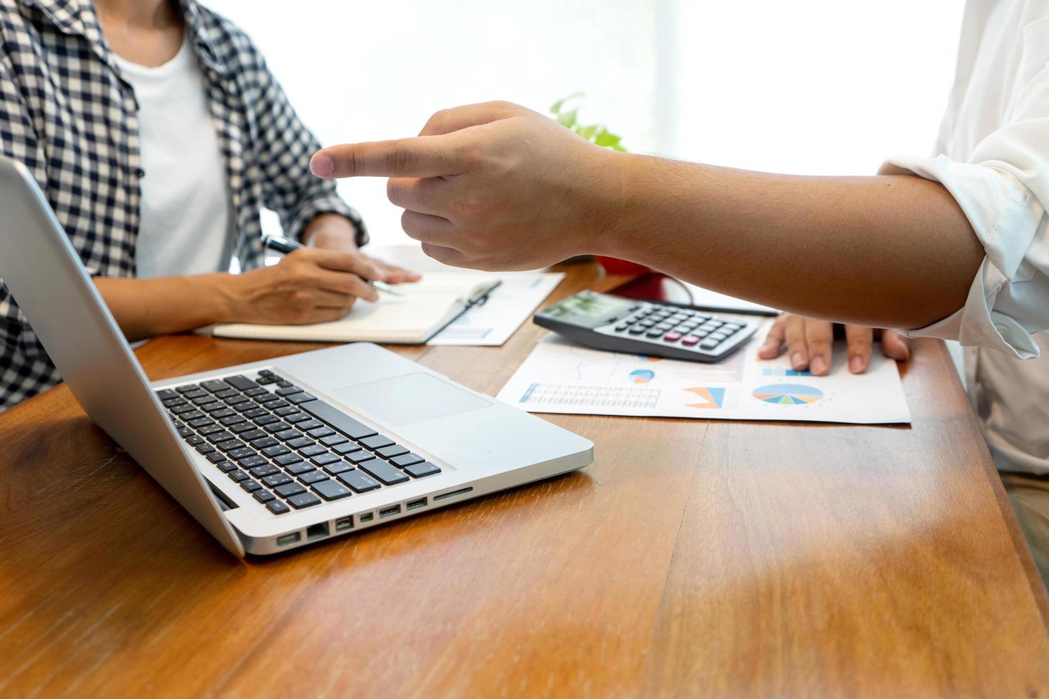 asesor financiero trabajando con un cliente foto