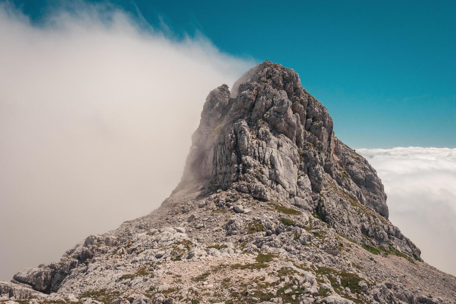 montaña rocosa gris foto