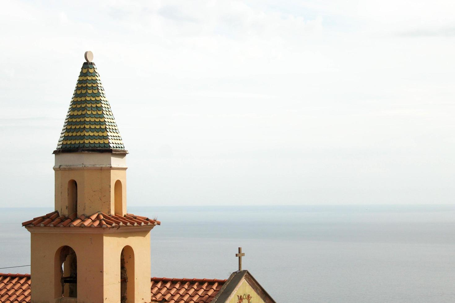 torre de la iglesia en la costa de amalfi foto