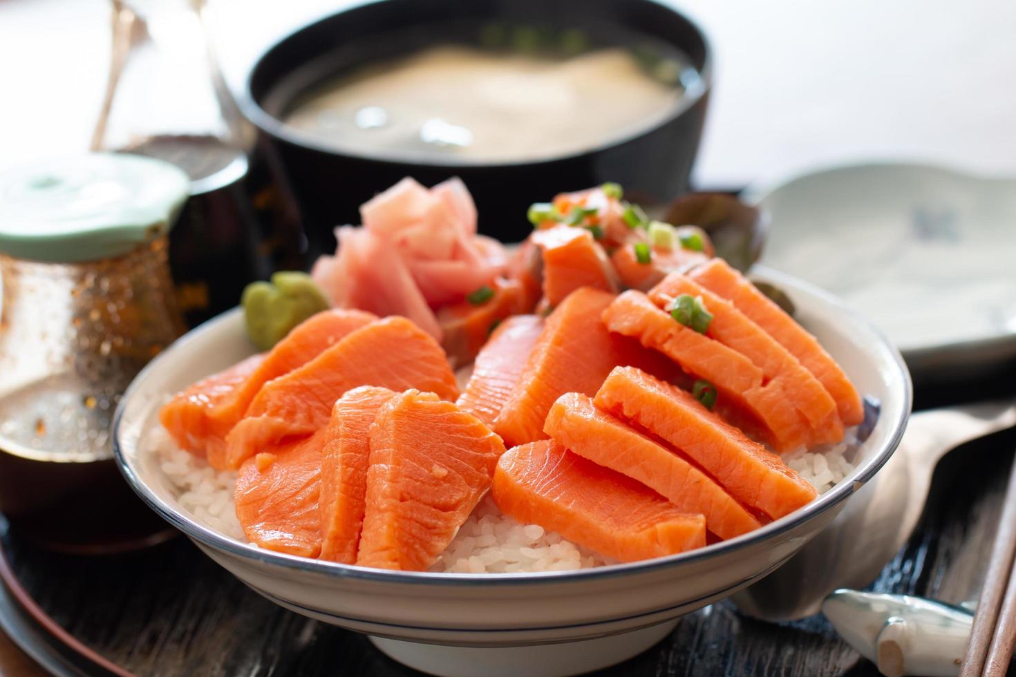 sashimi de salmón y huevas de salmón foto