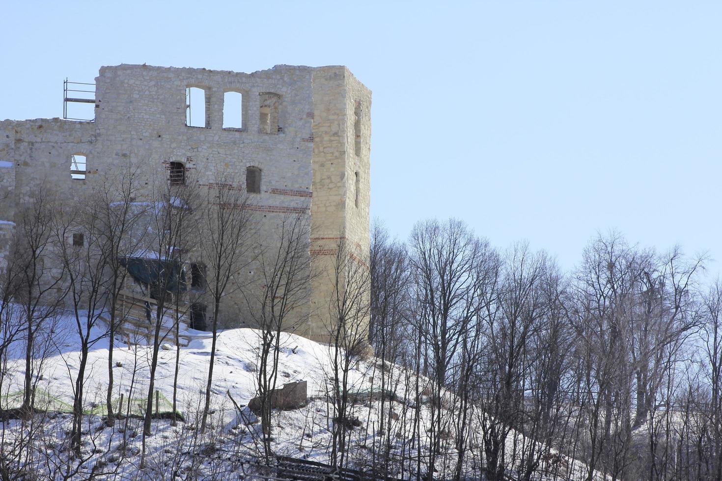 las ruinas de kazimierz dolny en invierno foto