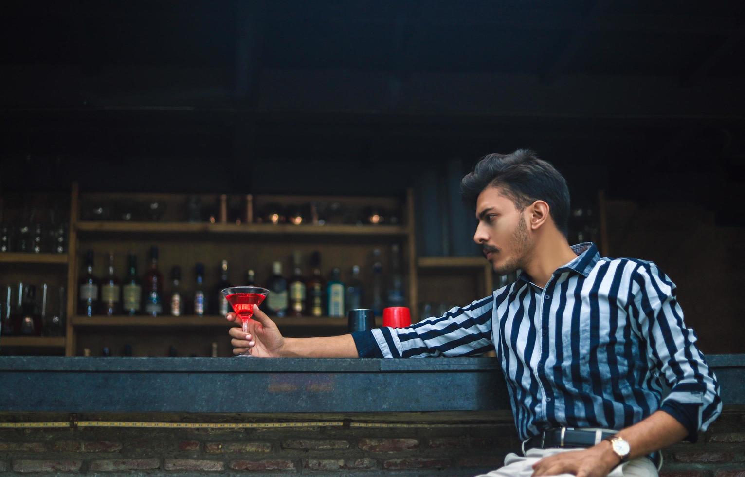 joven sentado en un bar foto