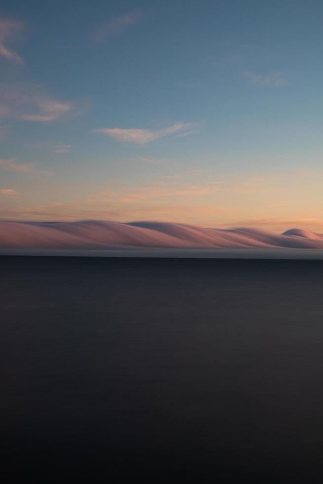 nubes de colores al atardecer foto