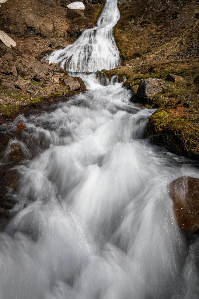 cascada en la ladera de la montaña cubierta de hierba foto