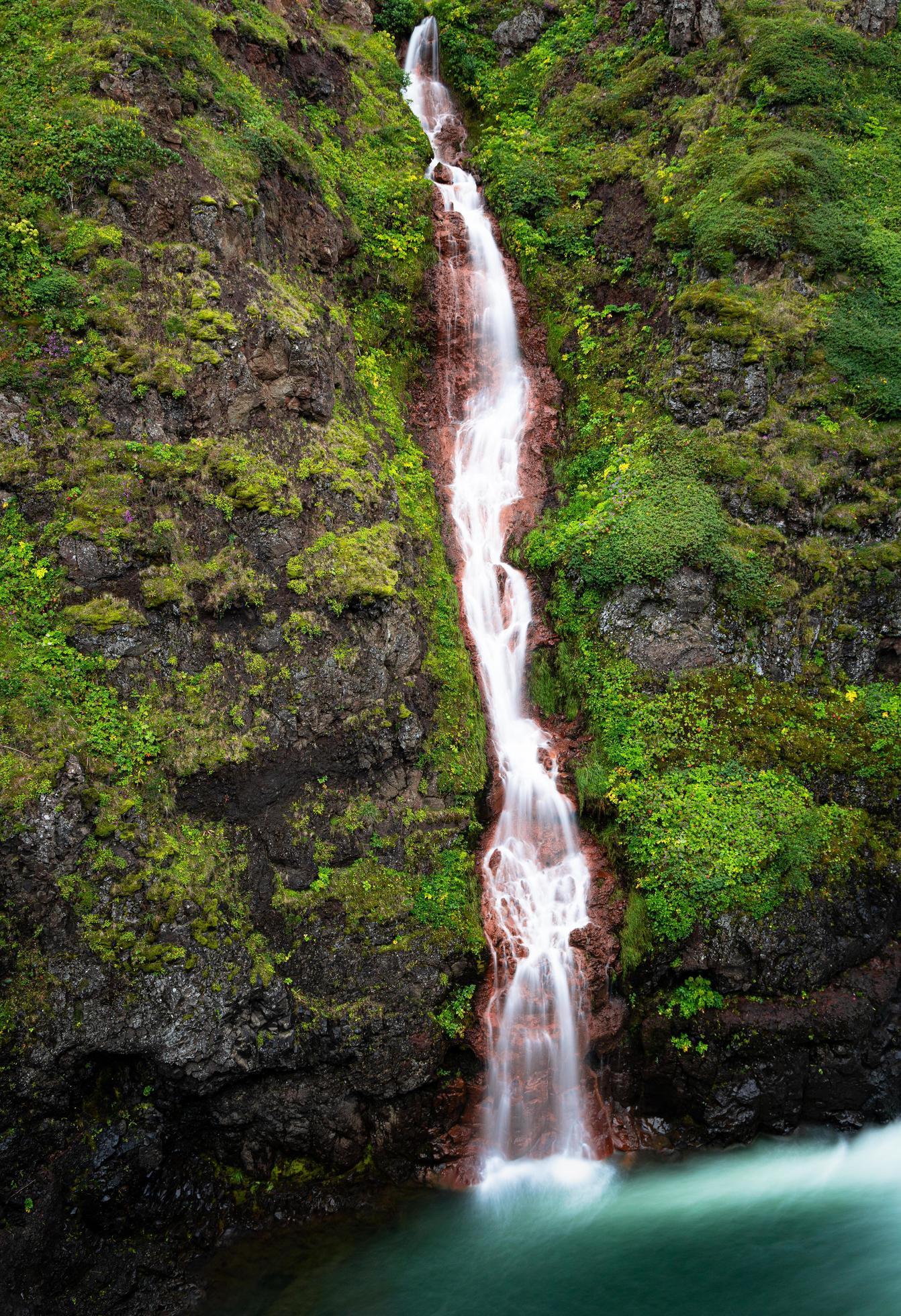 cascada en la montaña en islandia foto