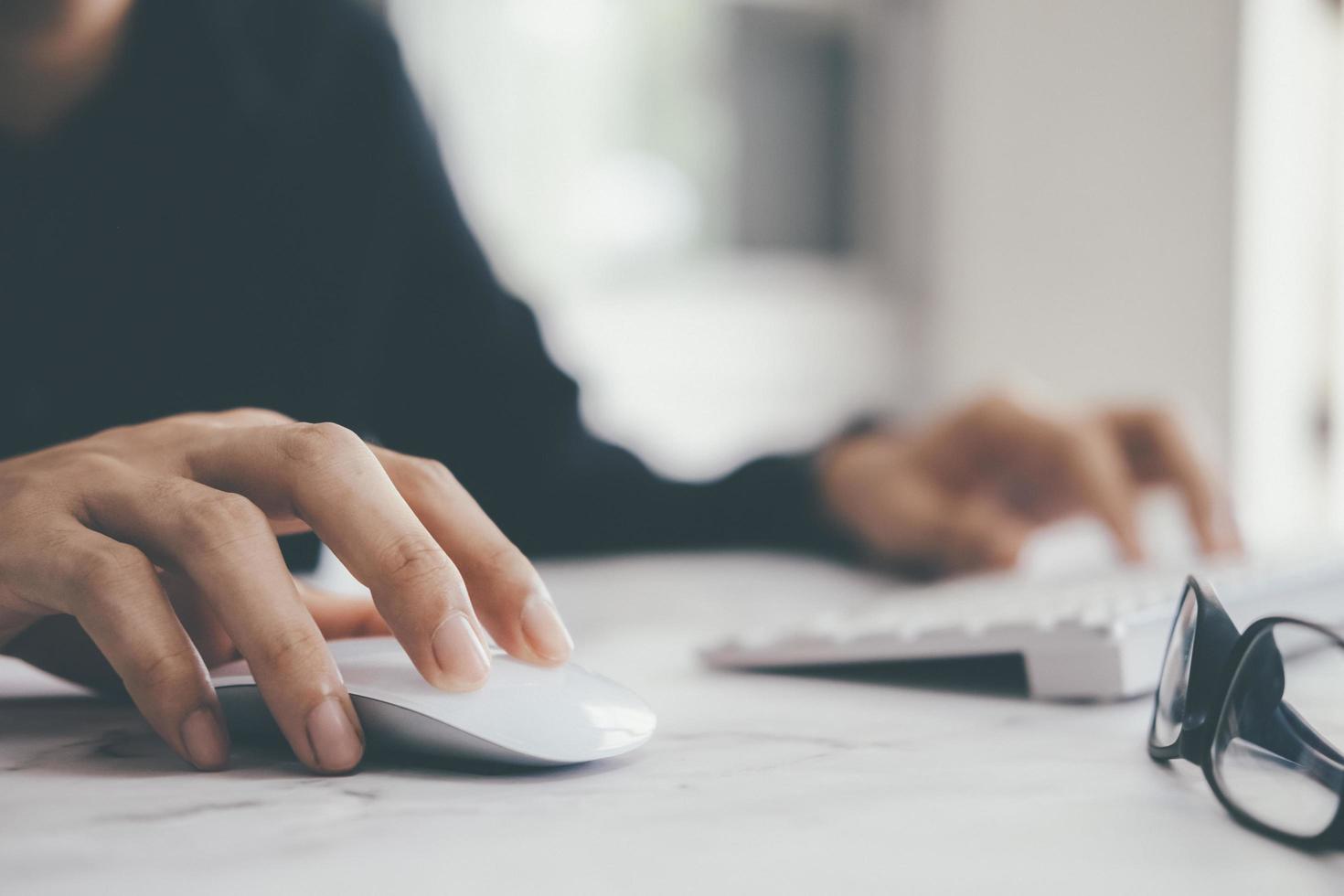 primer plano, de, hombre de negocios, utilizar, computadora foto