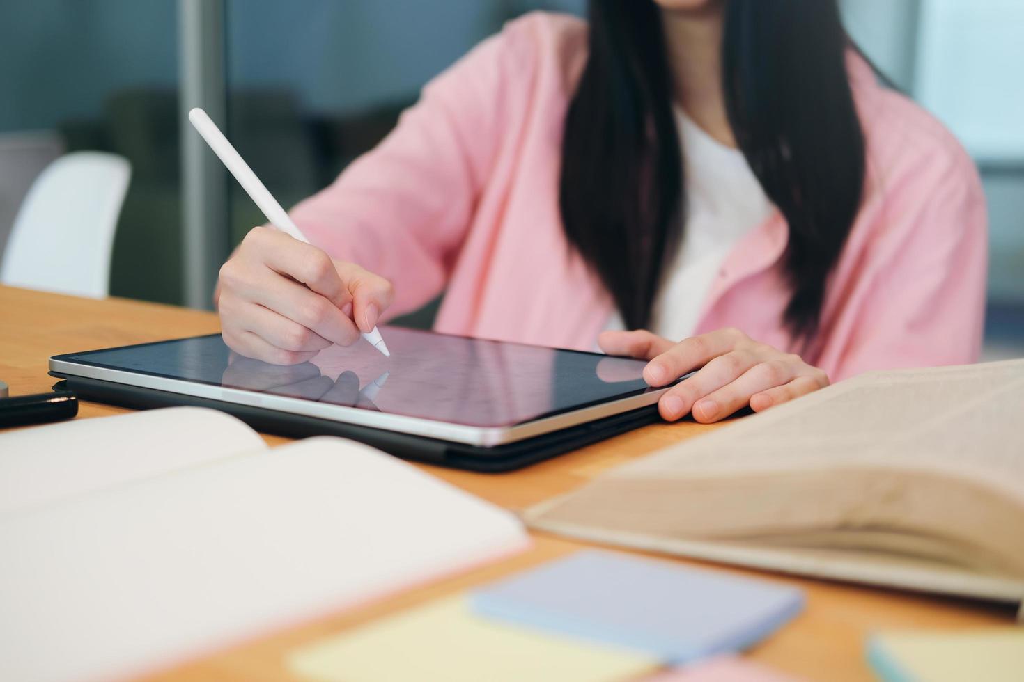 primer plano, de, mujer, utilizar, un, tableta de dibujo foto