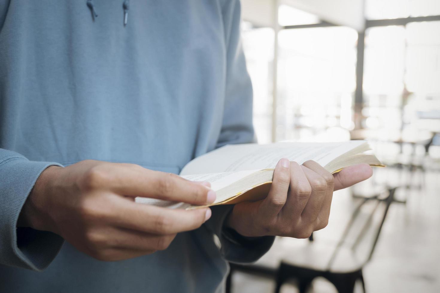 primer plano, de, un, hombre, leer un libro foto