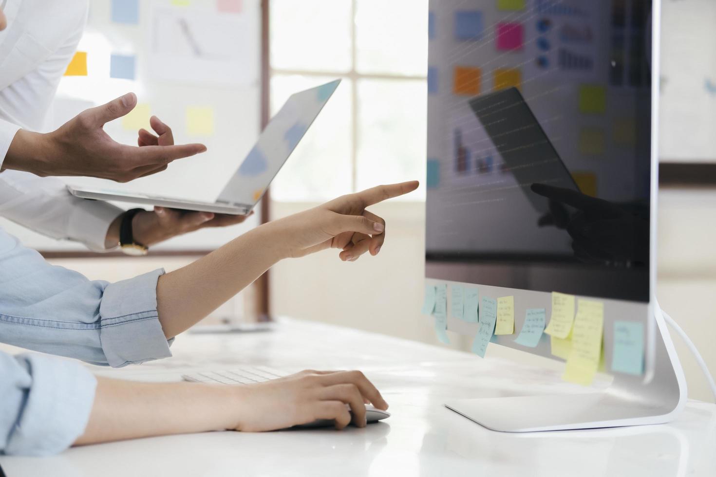 primer plano, de, dos, compañeros de trabajo, trabajando, en, computadoras foto