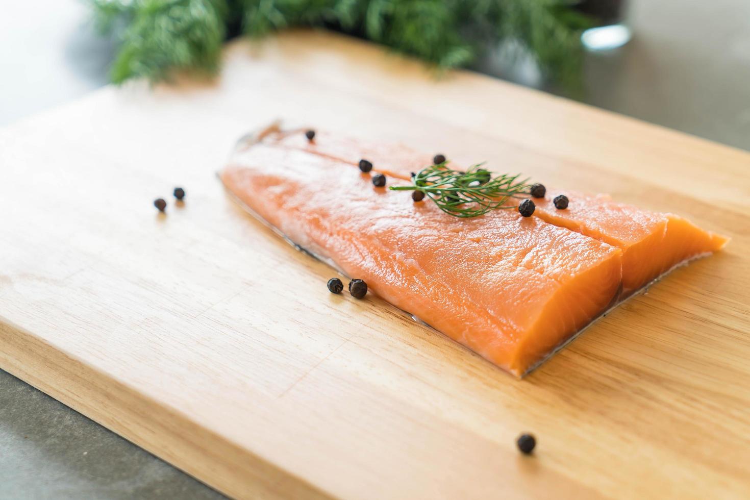 Filete de salmón en tabla de cortar foto