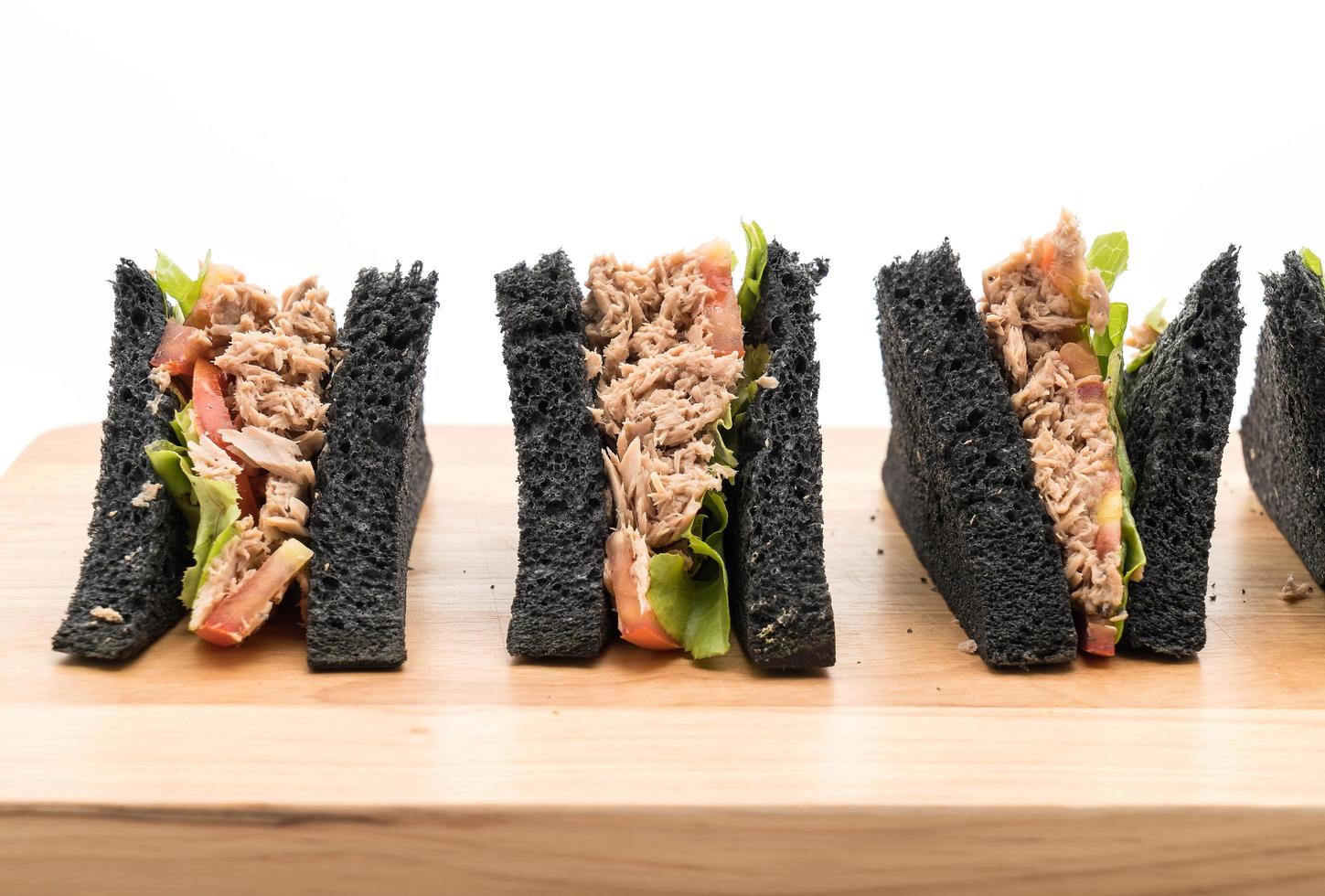 Sándwiches de carbón de atún en tabla de cortar foto