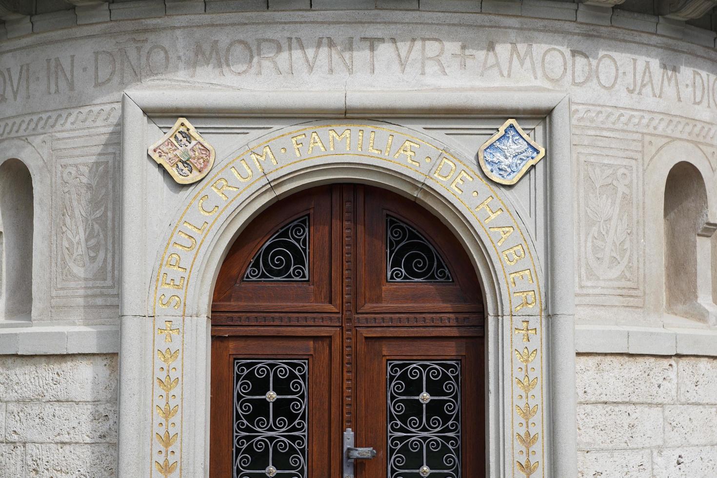 la puerta de un edificio foto