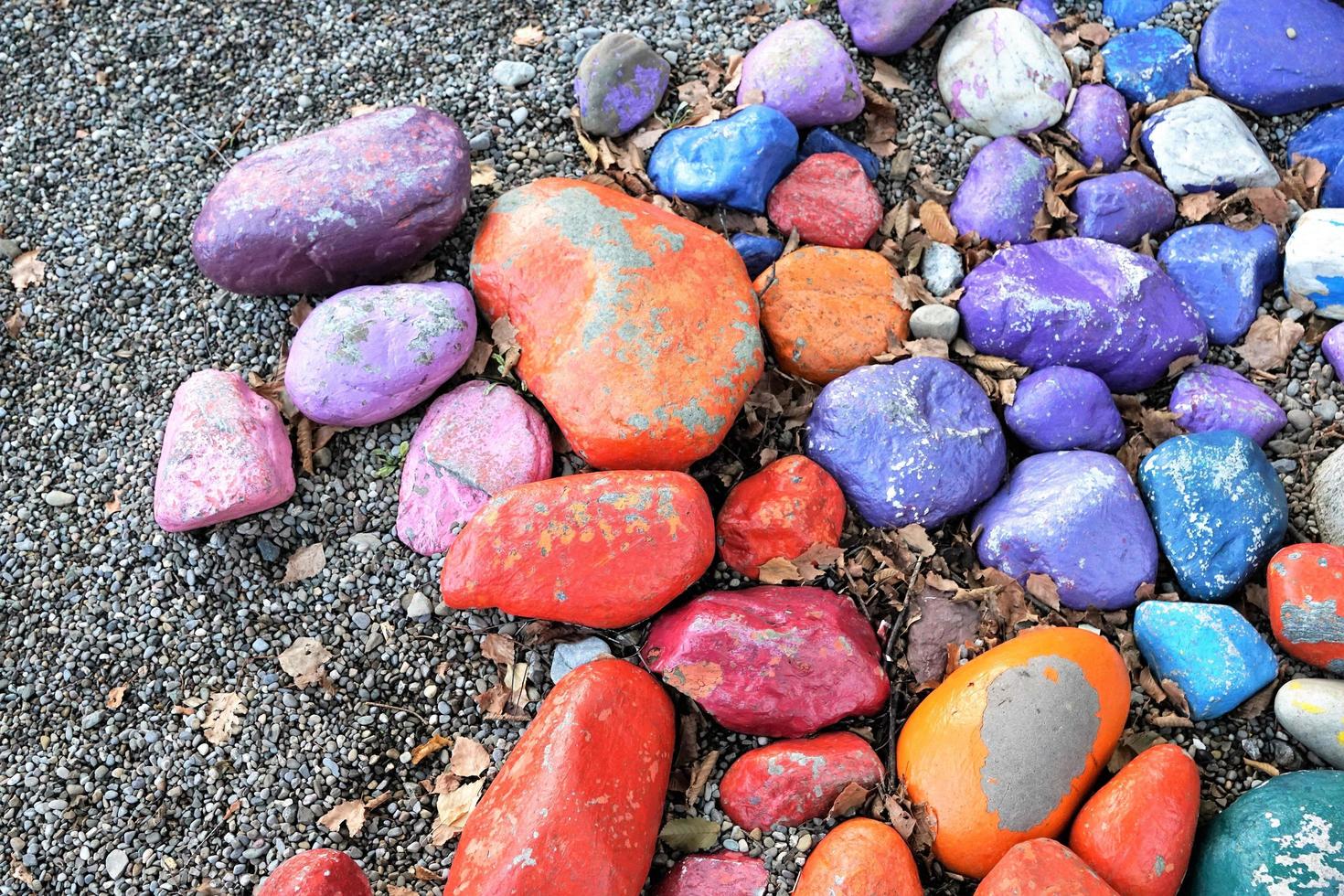 guijarros de colores en la playa foto