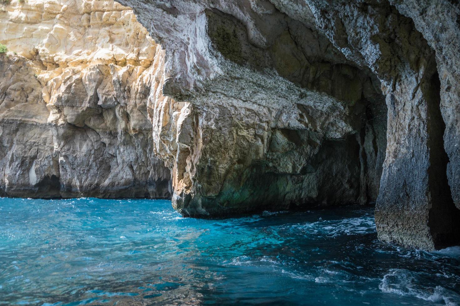 cuevas rocosas cerca del mar foto