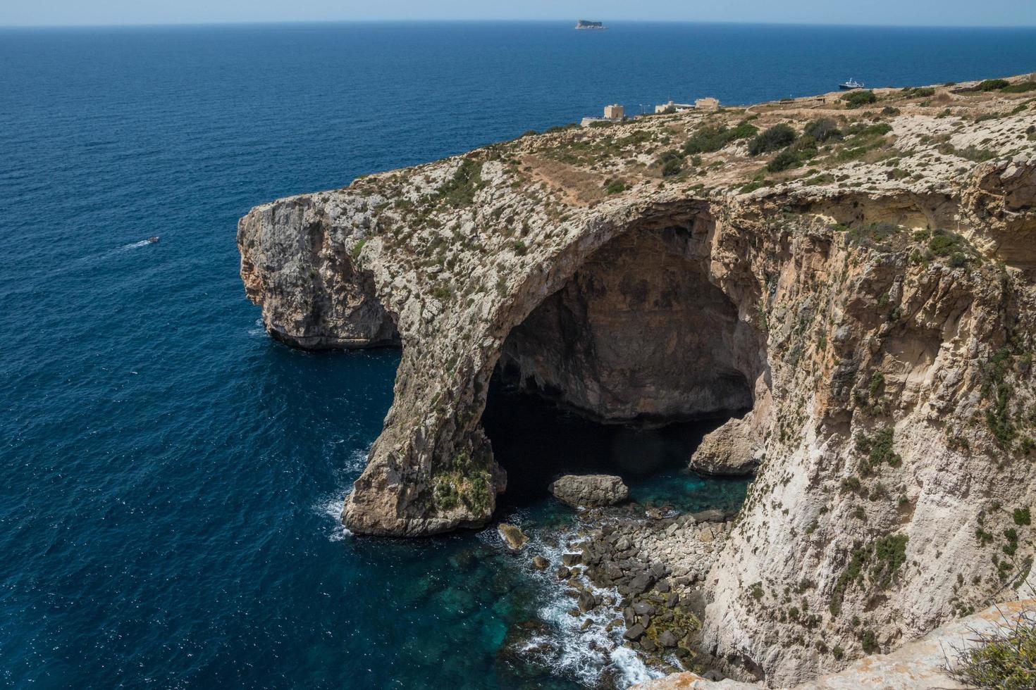 Cueva gruta azul en malta foto