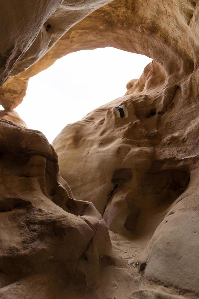 Apertura de la cueva de arenisca foto